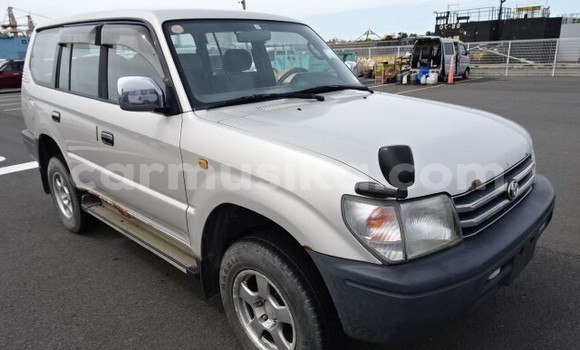 Nunua Imported Toyota Land Cruiser Fedha Gari ndani ya Epworth nchini Harare Nunua Imported Toyota Land Cruiser Fedha Gari ndani ya Epworth nchini Harare