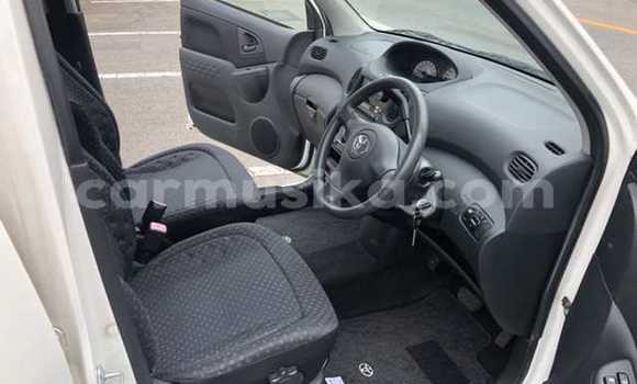 Acheter Occasion Voiture Toyota FunCargo Blanc à Beitbridge, Matabeleland South Acheter Occasion Voiture Toyota FunCargo Blanc à Beitbridge, Matabeleland South