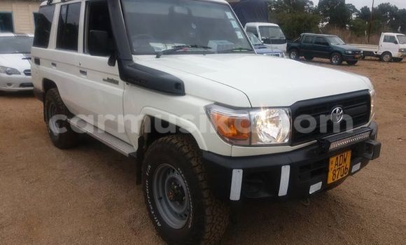 Nunua Ilio tumika Toyota Land Cruiser Nyeupe Gari ndani ya Alexandra Park nchini Harare