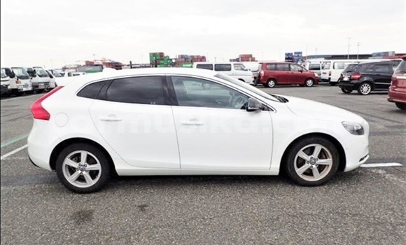 Buy Used Volvo V40 White Car in Beitbridge in Matabeleland South Buy Used Volvo V40 White Car in Beitbridge in Matabeleland South