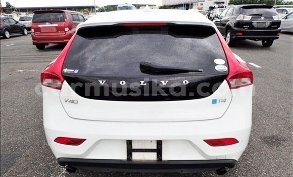 Buy Used Volvo V40 White Car in Beitbridge in Matabeleland South Buy Used Volvo V40 White Car in Beitbridge in Matabeleland South