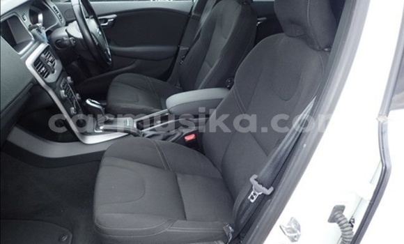 Buy Used Volvo V40 White Car in Beitbridge in Matabeleland South Buy Used Volvo V40 White Car in Beitbridge in Matabeleland South