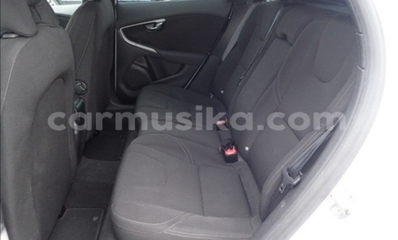 Buy Used Volvo V40 White Car in Beitbridge in Matabeleland South Buy Used Volvo V40 White Car in Beitbridge in Matabeleland South