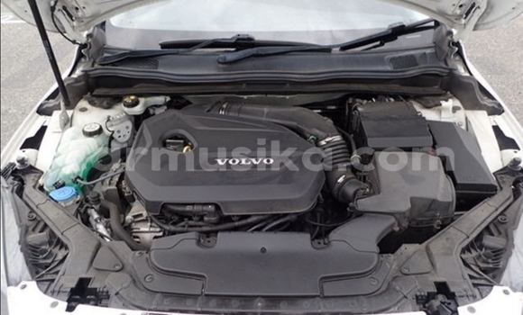 Buy Used Volvo V40 White Car in Beitbridge in Matabeleland South Buy Used Volvo V40 White Car in Beitbridge in Matabeleland South