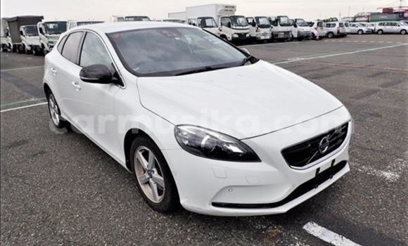 Buy Used Volvo V40 White Car in Beitbridge in Matabeleland South Buy Used Volvo V40 White Car in Beitbridge in Matabeleland South