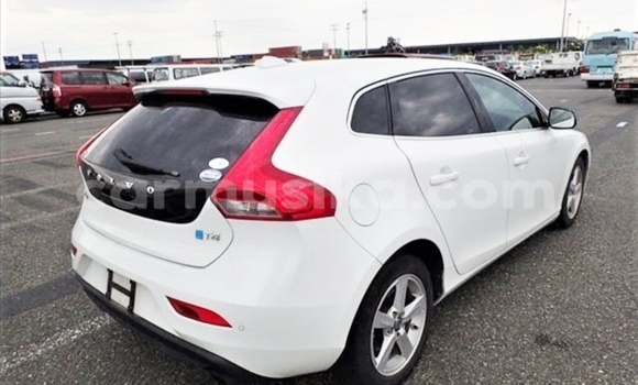Buy Used Volvo V40 White Car in Beitbridge in Matabeleland South Buy Used Volvo V40 White Car in Beitbridge in Matabeleland South