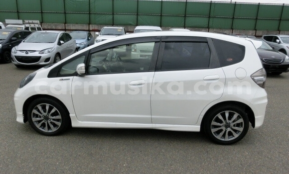 Acheter Occasion Voiture Honda Fit Blanc à Beitbridge, Matabeleland South Acheter Occasion Voiture Honda Fit Blanc à Beitbridge, Matabeleland South