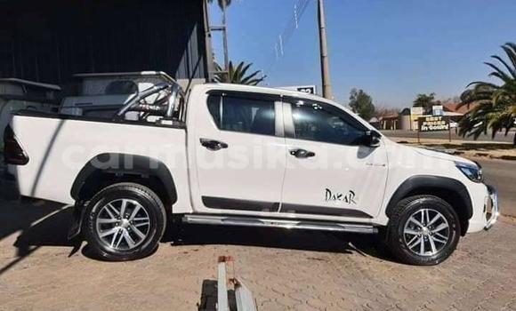 Buy Used Toyota Hilux White Car in Beitbridge in Matabeleland South Buy Used Toyota Hilux White Car in Beitbridge in Matabeleland South