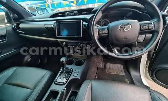 Buy Used Toyota Hilux White Car in Beitbridge in Matabeleland South Buy Used Toyota Hilux White Car in Beitbridge in Matabeleland South