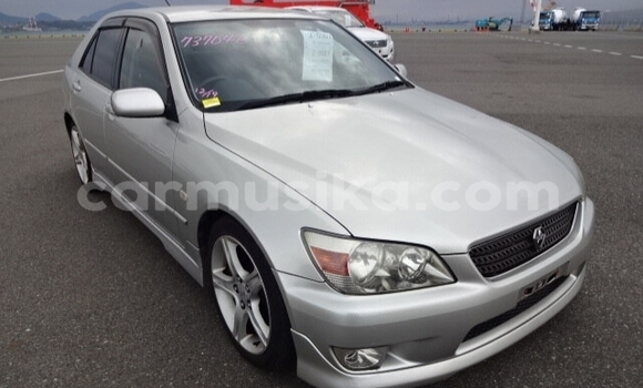 Nunua Ilio tumika Toyota Yaris Nyekundu Gari ndani ya Beitbridge nchini Matabeleland Kusini