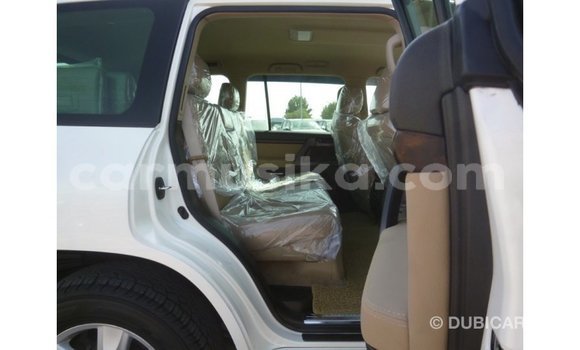 Nunua Imported Toyota Land Cruiser Nyeupe Gari ndani ya Import - Dubai nchini Harare Nunua Imported Toyota Land Cruiser Nyeupe Gari ndani ya Import - Dubai nchini Harare