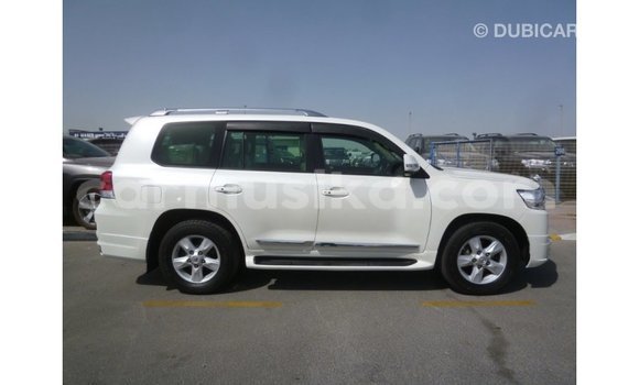 Nunua Imported Toyota Land Cruiser Nyeupe Gari ndani ya Import - Dubai nchini Harare Nunua Imported Toyota Land Cruiser Nyeupe Gari ndani ya Import - Dubai nchini Harare