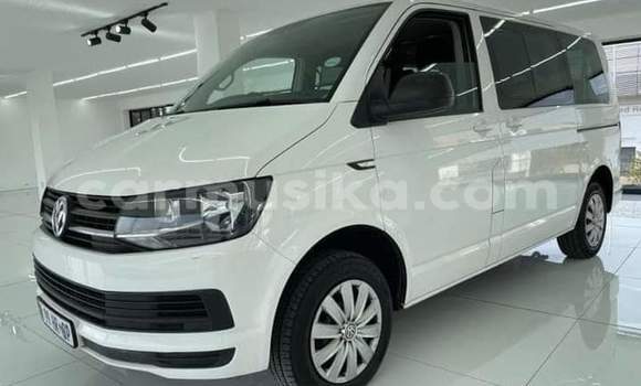 Nunua Ilio tumika Volkswagen Caravelle Nyeupe Gari ndani ya Beitbridge nchini Matabeleland Kusini