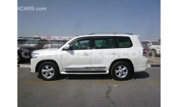Nunua Imported Toyota Land Cruiser Nyeupe Gari ndani ya Import - Dubai nchini Harare Nunua Imported Toyota Land Cruiser Nyeupe Gari ndani ya Import - Dubai nchini Harare