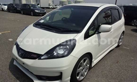 Nunua Ilio tumika Honda Fit Nyeupe Gari ndani ya Beitbridge nchini Matabeleland Kusini