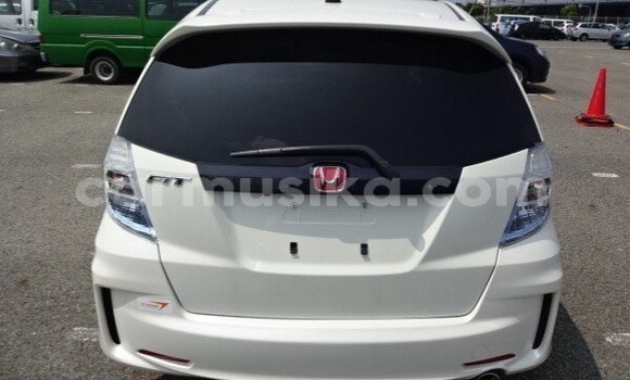 Buy Used Honda Fit White Car in Beitbridge in Matabeleland South Buy Used Honda Fit White Car in Beitbridge in Matabeleland South