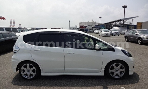 Buy Used Honda Fit White Car in Beitbridge in Matabeleland South Buy Used Honda Fit White Car in Beitbridge in Matabeleland South