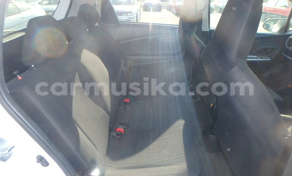 Acheter Occasion Voiture Toyota Vitz Blanc à Beitbridge, Matabeleland South Acheter Occasion Voiture Toyota Vitz Blanc à Beitbridge, Matabeleland South