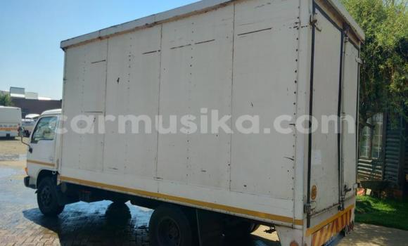 Buy Used Toyota Dyna White Truck in Beitbridge in Matabeleland South Buy Used Toyota Dyna White Truck in Beitbridge in Matabeleland South