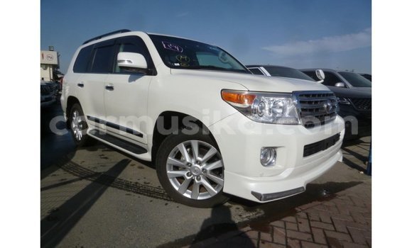Nunua Imported Toyota Land Cruiser Nyeupe Gari ndani ya Import - Dubai nchini Harare Nunua Imported Toyota Land Cruiser Nyeupe Gari ndani ya Import - Dubai nchini Harare