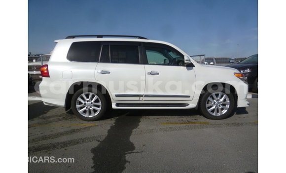 Nunua Imported Toyota Land Cruiser Nyeupe Gari ndani ya Import - Dubai nchini Harare Nunua Imported Toyota Land Cruiser Nyeupe Gari ndani ya Import - Dubai nchini Harare