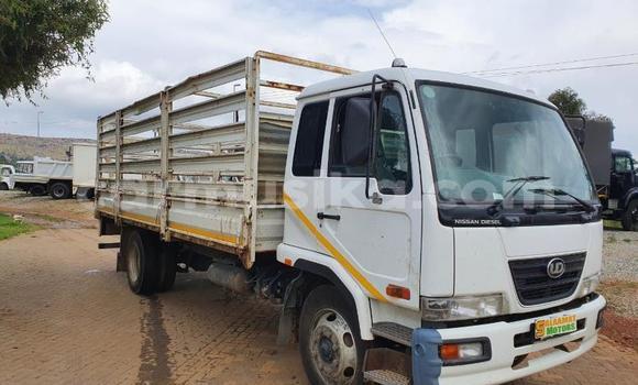 Nunua Ilio tumika Nissan UD Nyeupe Lori ndani ya Beitbridge nchini Matabeleland Kusini