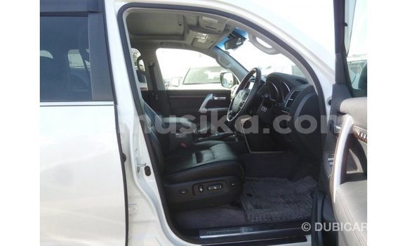 Nunua Imported Toyota Land Cruiser Nyeupe Gari ndani ya Import - Dubai nchini Harare Nunua Imported Toyota Land Cruiser Nyeupe Gari ndani ya Import - Dubai nchini Harare