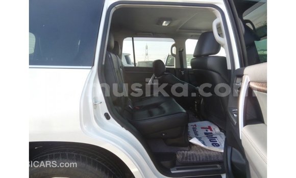 Nunua Imported Toyota Land Cruiser Nyeupe Gari ndani ya Import - Dubai nchini Harare Nunua Imported Toyota Land Cruiser Nyeupe Gari ndani ya Import - Dubai nchini Harare