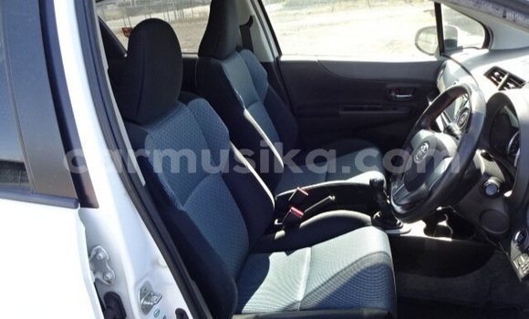 Buy Used Toyota Vitz Silver Car in Beitbridge in Matabeleland South Buy Used Toyota Vitz Silver Car in Beitbridge in Matabeleland South