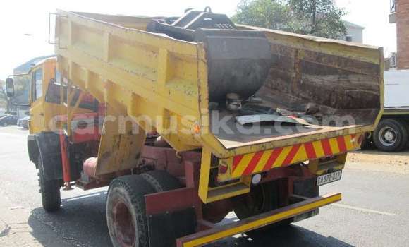 Tenga Tsaru Mercedes‒Benz Tipper Zvimwe Rori in Beitbridge in Matabeleland South Tenga Tsaru Mercedes‒Benz Tipper Zvimwe Rori in Beitbridge in Matabeleland South