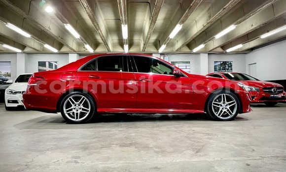 Acheter Occasion Voiture Mercedes-Benz E-Classe Rouge à Beitbridge, Matabeleland South Acheter Occasion Voiture Mercedes-Benz E-Classe Rouge à Beitbridge, Matabeleland South