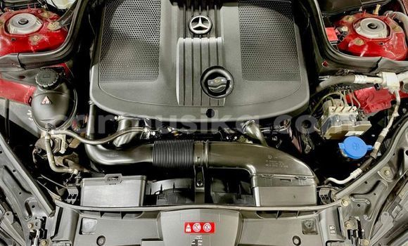 Acheter Occasion Voiture Mercedes-Benz E-Classe Rouge à Beitbridge, Matabeleland South Acheter Occasion Voiture Mercedes-Benz E-Classe Rouge à Beitbridge, Matabeleland South