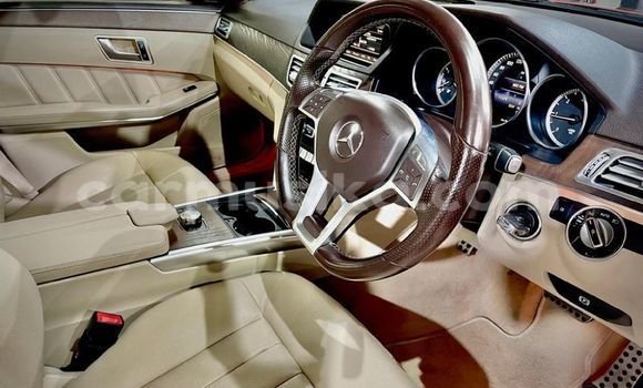 Acheter Occasion Voiture Mercedes-Benz E-Classe Rouge à Beitbridge, Matabeleland South Acheter Occasion Voiture Mercedes-Benz E-Classe Rouge à Beitbridge, Matabeleland South