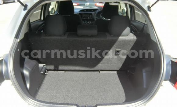 Acheter Occasion Voiture Toyota Vitz Blanc à Beitbridge, Matabeleland South Acheter Occasion Voiture Toyota Vitz Blanc à Beitbridge, Matabeleland South