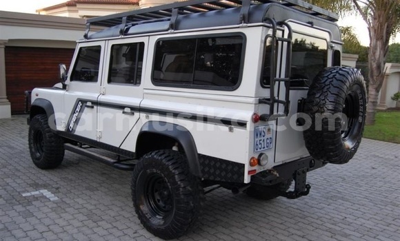 Buy Used Land Rover Defender White Car in Harare in Harare Buy Used Land Rover Defender White Car in Harare in Harare
