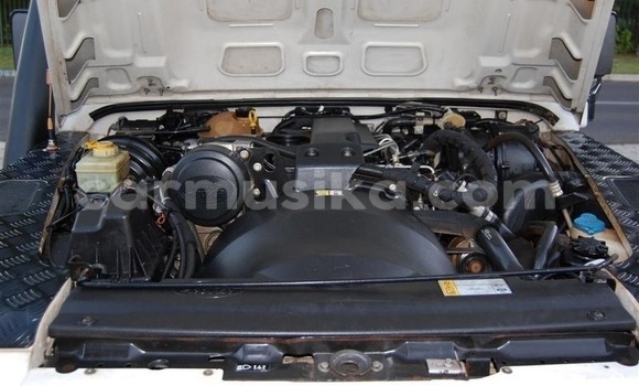 Buy Used Land Rover Defender White Car in Harare in Harare Buy Used Land Rover Defender White Car in Harare in Harare