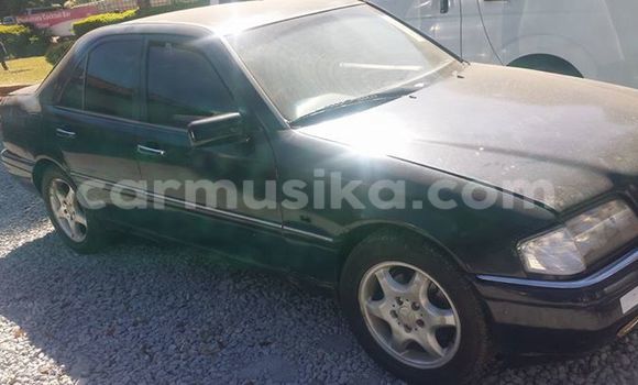 Nunua Ilio tumika Mercedes‒Benz C–Class Nyeusi Gari ndani ya Alexandra Park nchini Harare