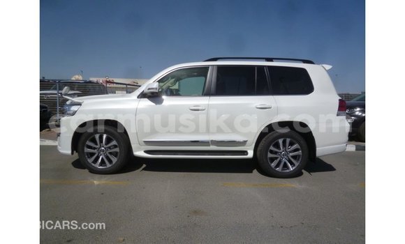 Nunua Imported Toyota Land Cruiser Nyeupe Gari ndani ya Import - Dubai nchini Harare Nunua Imported Toyota Land Cruiser Nyeupe Gari ndani ya Import - Dubai nchini Harare