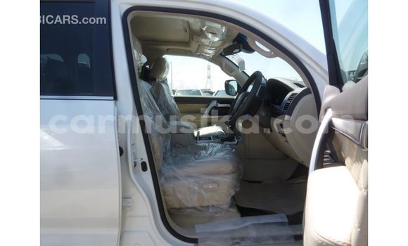 Nunua Imported Toyota Land Cruiser Nyeupe Gari ndani ya Import - Dubai nchini Harare Nunua Imported Toyota Land Cruiser Nyeupe Gari ndani ya Import - Dubai nchini Harare