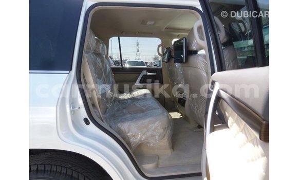 Nunua Imported Toyota Land Cruiser Nyeupe Gari ndani ya Import - Dubai nchini Harare Nunua Imported Toyota Land Cruiser Nyeupe Gari ndani ya Import - Dubai nchini Harare