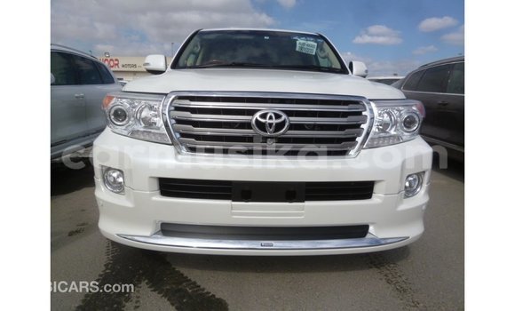 Nunua Imported Toyota Land Cruiser Nyeupe Gari ndani ya Import - Dubai nchini Harare Nunua Imported Toyota Land Cruiser Nyeupe Gari ndani ya Import - Dubai nchini Harare