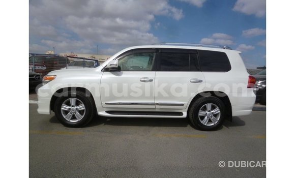 Nunua Imported Toyota Land Cruiser Nyeupe Gari ndani ya Import - Dubai nchini Harare Nunua Imported Toyota Land Cruiser Nyeupe Gari ndani ya Import - Dubai nchini Harare