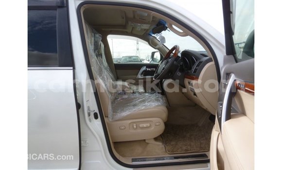 Nunua Imported Toyota Land Cruiser Nyeupe Gari ndani ya Import - Dubai nchini Harare Nunua Imported Toyota Land Cruiser Nyeupe Gari ndani ya Import - Dubai nchini Harare