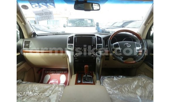 Nunua Imported Toyota Land Cruiser Nyeupe Gari ndani ya Import - Dubai nchini Harare Nunua Imported Toyota Land Cruiser Nyeupe Gari ndani ya Import - Dubai nchini Harare