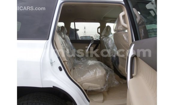 Acheter Import Voiture Toyota Prado Blanc à Import - Dubai, Harare Acheter Import Voiture Toyota Prado Blanc à Import - Dubai, Harare