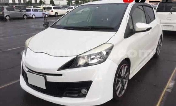 Acheter Occasion Voiture Toyota Vitz Blanc à Beitbridge, Matabeleland South