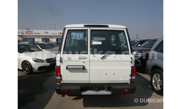 Nunua Imported Toyota Land Cruiser Nyeupe Gari ndani ya Import - Dubai nchini Harare Nunua Imported Toyota Land Cruiser Nyeupe Gari ndani ya Import - Dubai nchini Harare