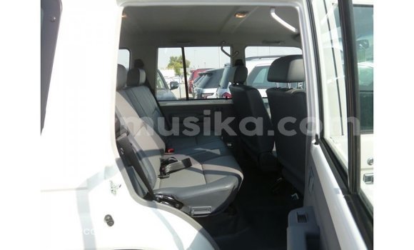 Nunua Imported Toyota Land Cruiser Nyeupe Gari ndani ya Import - Dubai nchini Harare Nunua Imported Toyota Land Cruiser Nyeupe Gari ndani ya Import - Dubai nchini Harare