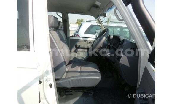 Nunua Imported Toyota Land Cruiser Nyeupe Gari ndani ya Import - Dubai nchini Harare Nunua Imported Toyota Land Cruiser Nyeupe Gari ndani ya Import - Dubai nchini Harare