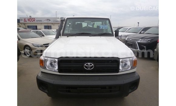 Nunua Imported Toyota Land Cruiser Nyeupe Gari ndani ya Import - Dubai nchini Harare Nunua Imported Toyota Land Cruiser Nyeupe Gari ndani ya Import - Dubai nchini Harare